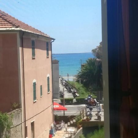 House Of Fly With Sea View, Front The Beach Savona Bagian luar foto