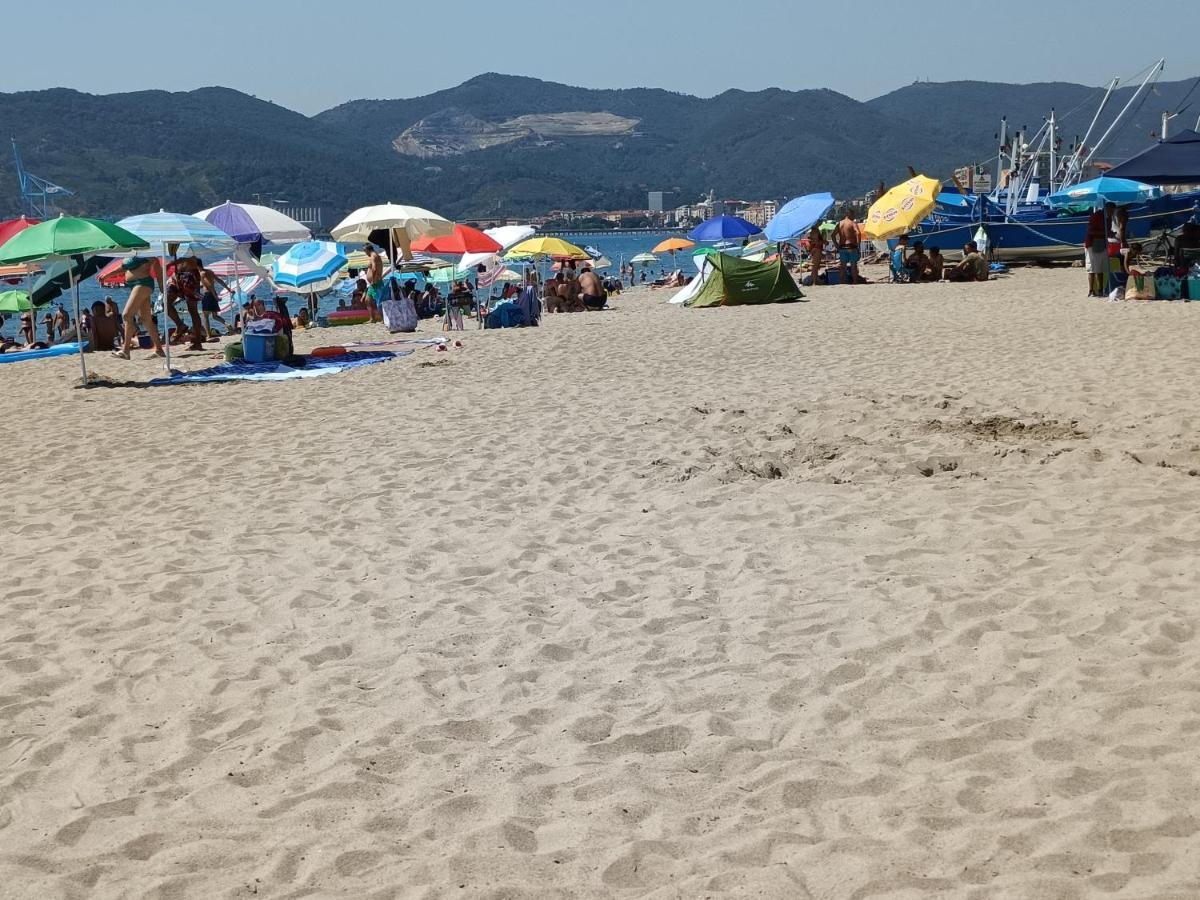 House Of Fly With Sea View, Front The Beach Savona Bagian luar foto